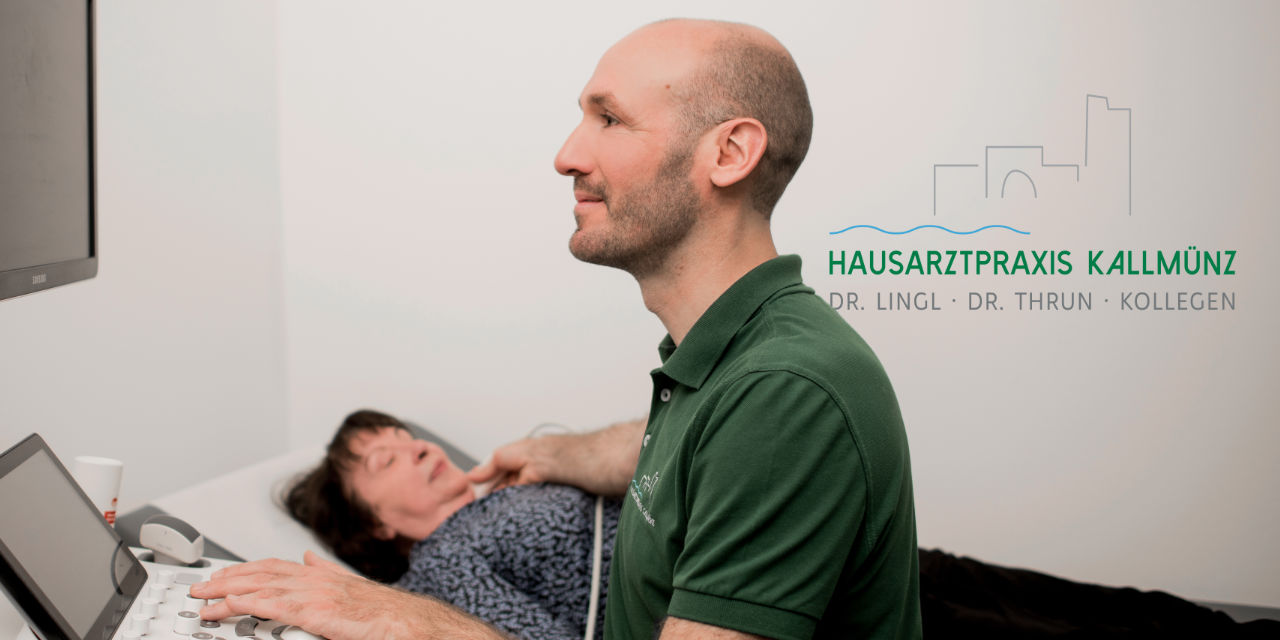 IGeL Leistungen: Dr. Thrun macht speziellen Ultraschall bei Patientin mit Logo im Hintergrund