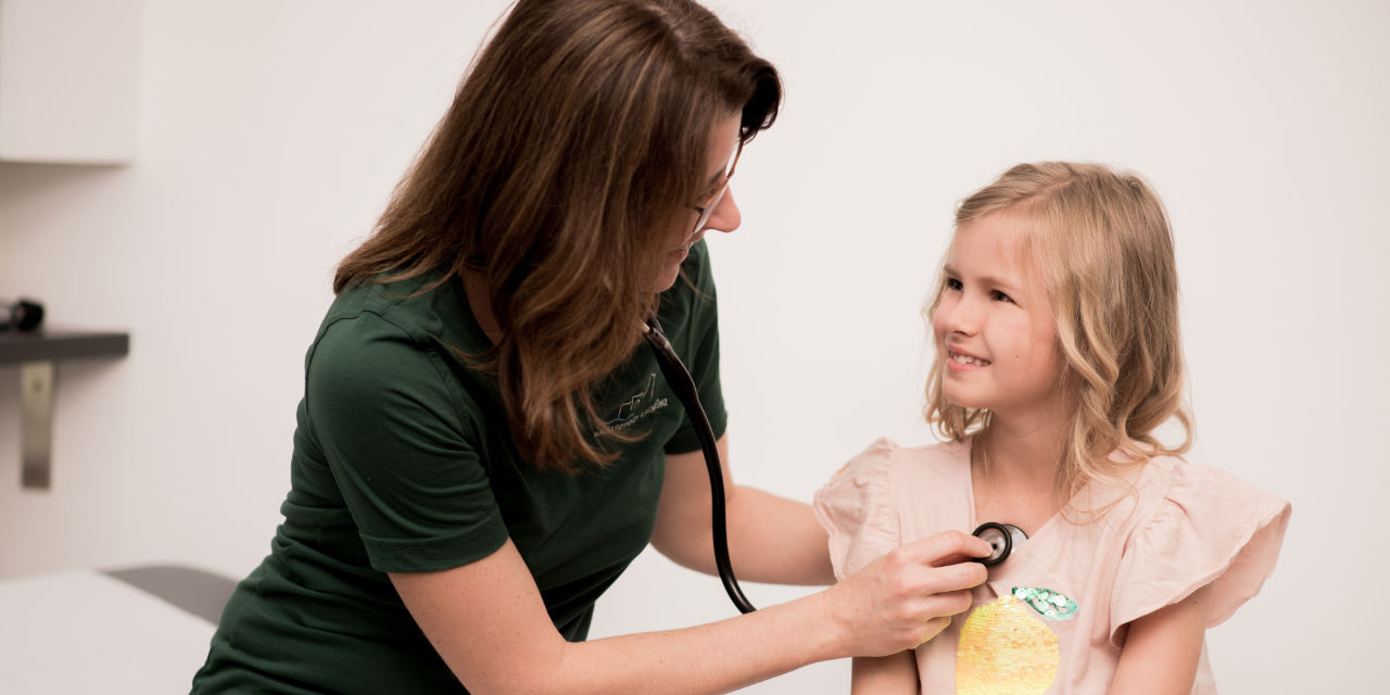 Kindervorsorge: Frau Dr. Lingl hört Kind ab